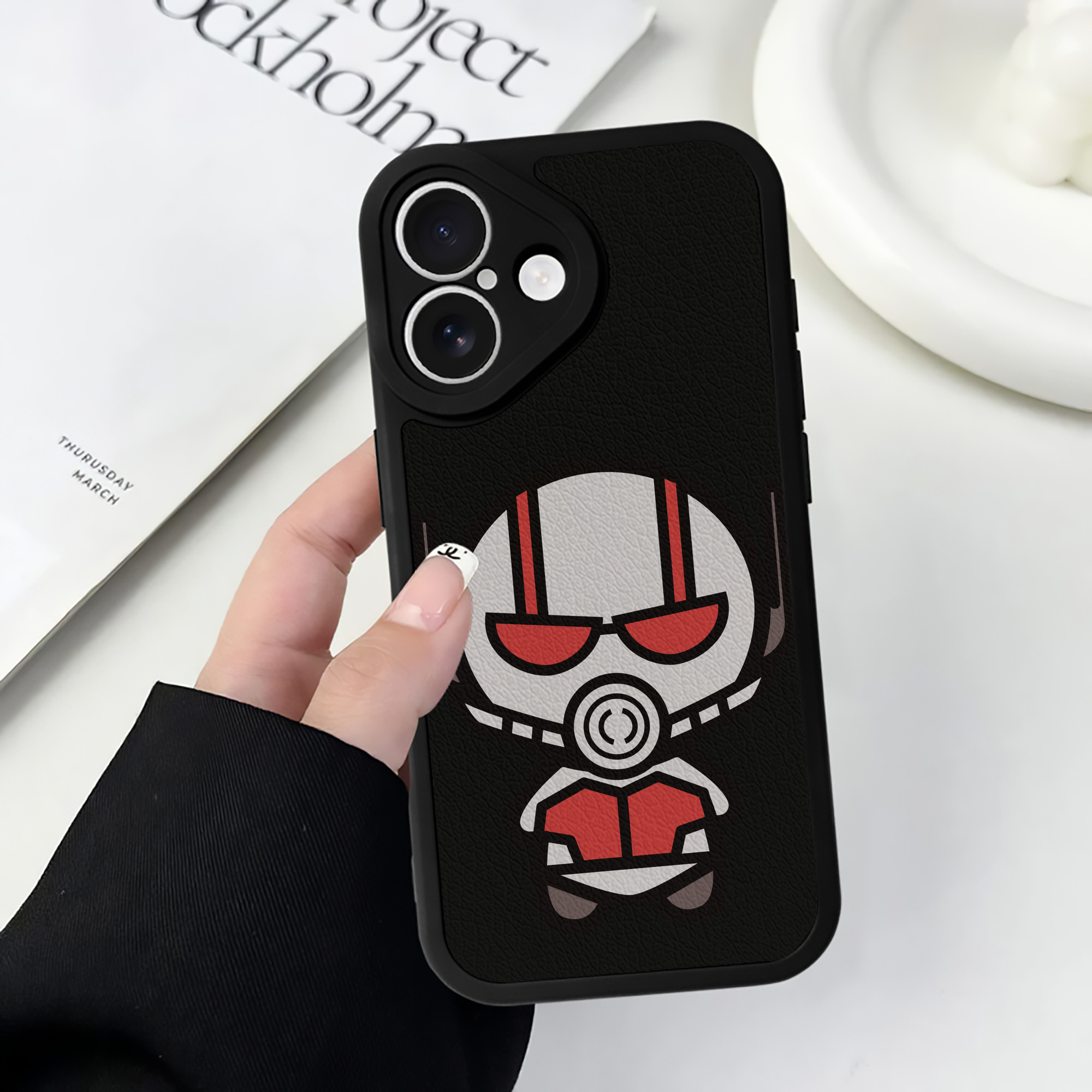 （画像用） アベンジャーズ The Avengers 【iPhone 16シリーズ対応】シリコンスマホケース（レザー調） 材質：シリコン